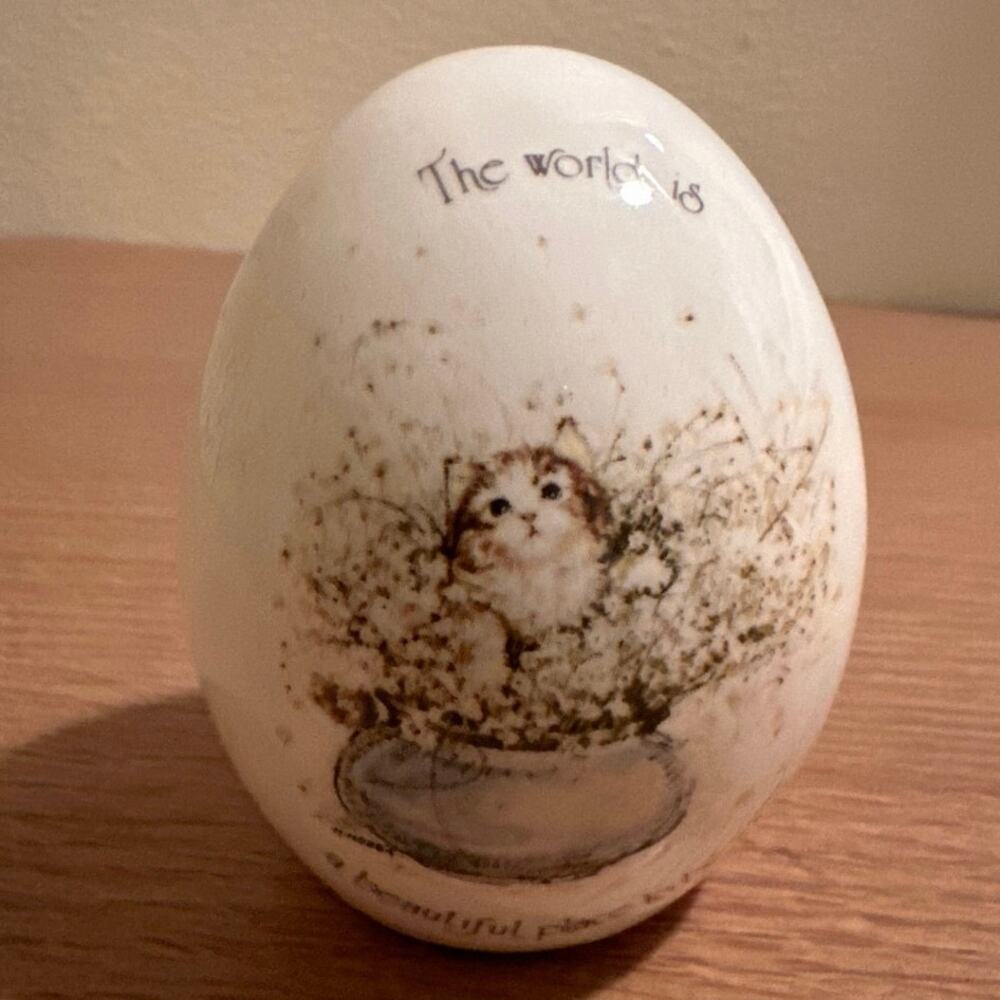 Vtg 1970 Holly Hobbie Ceramic Egg 3" White The World Is A Wonderful Place To Be